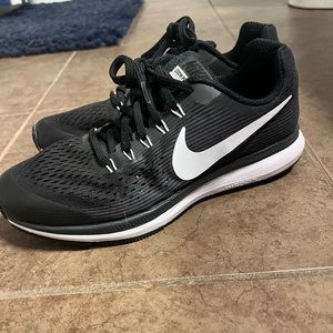 6.5Y Nike Pegasus shoes. Only worn twice!